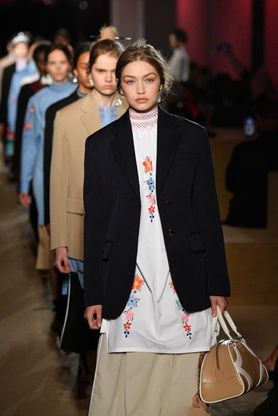 La Bowling Bag di Prada compie 20 anni (e si rifà il look)