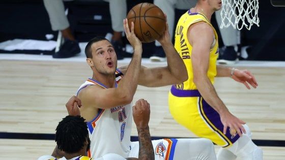 Basket Nba: Gallinari stende i Lakers, LeBron attacca Trump