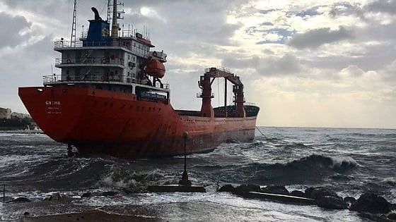 Livorno, disincagliata la nave che si era arenata sotto la costa