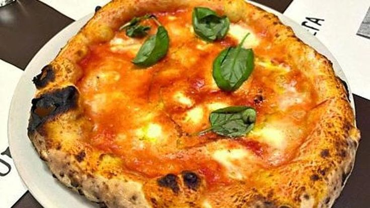 Amici Miei cambia il look, la pizza resta una certezza