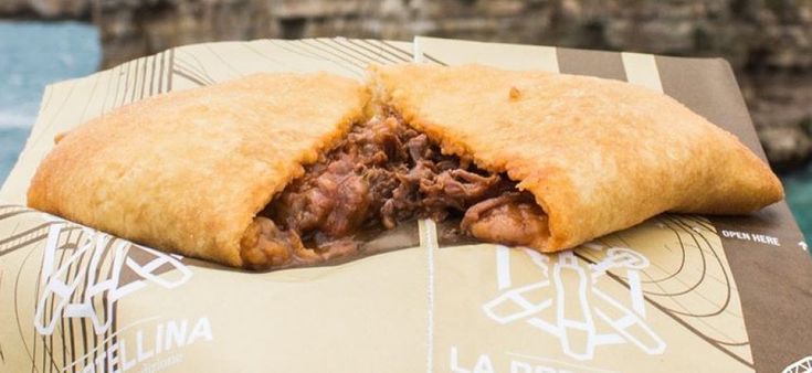 Il panzerotto incontra la brasciola al ragù: il piatto della domenica diventa street food 