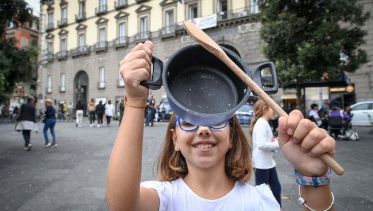 Scuola, protesta al municipio "Quando partirà la refezione?"