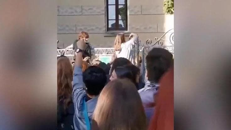 Treviso: gli studenti scavalcano i cancelli di un liceo per unirsi al corteo