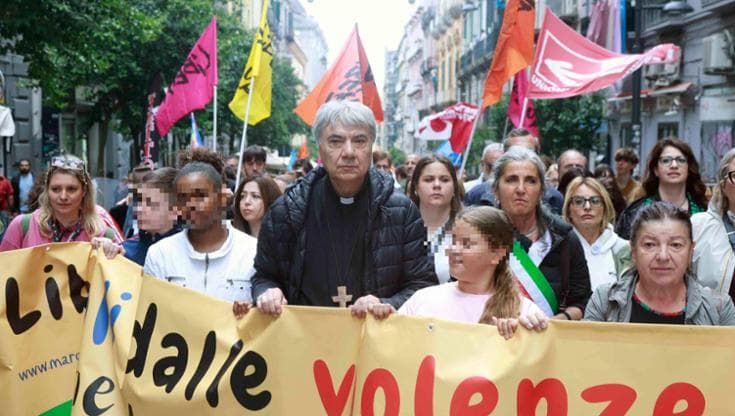 Napoli in corteo contro la violenza, c’è anche l’arcivescovo Mimmo Battaglia: “Disarmiamo la città”