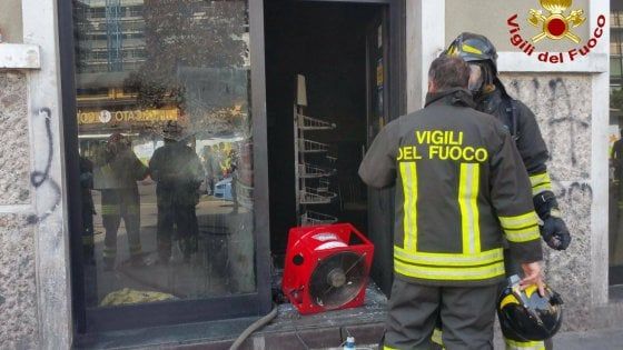 Milano, allontanato dal bar dà fuoco al locale con la benzina: molti clienti, ma nessun ferito 