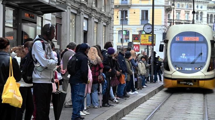 “Dare la priorità ai tram agli incroci con semaforo”. La petizione a Comune di Milano e Atm
