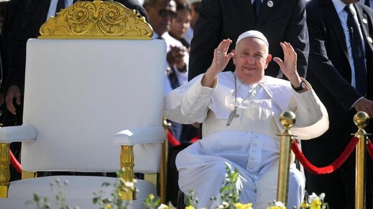 A Timor Est mezzo paese alla messa del Papa. Francesco mette in guardia i preti dalle tentazioni del potere e della corruzione