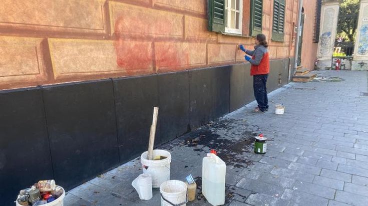 Muri imbrattati, a Genova Aster in campo: task force con cinquecento interventi all’anno