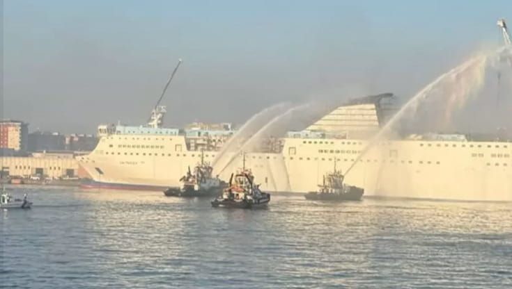Domato l’incendio a bordo della Gnv Phoenix. Arpac: nessuna anomalia qualità dell’aria
