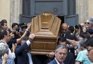 Roma commossa saluta Vincenzo Cerami<br />applausi e lacrime in piazza del Popolo