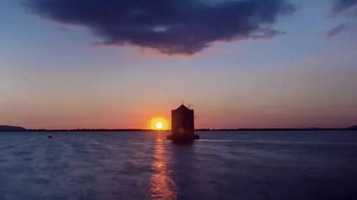 Il giallo del mulino di Orbetello, in attesa di riparazione da un anno. Il comune: "Non è nostro"