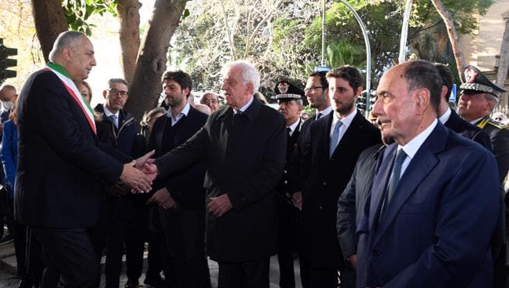 Schifani davanti alla lapide di Mattarella : “Tavolo per lo Zen”. Barbagallo: “Governo ha fallito”
