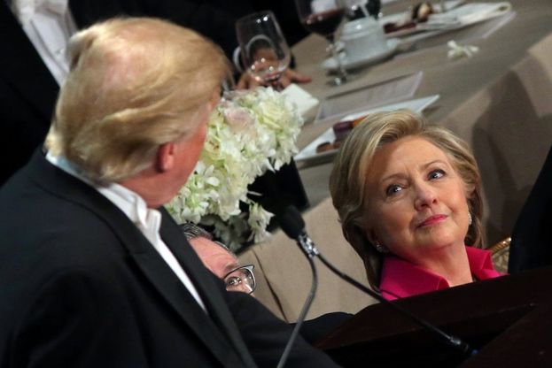Elezioni Usa, risate e frecciate al gala tra Clinton e Trump 