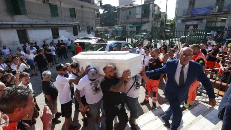 Lorenzo Spasiano, dolore ai funerali dell’operaio ucciso. Il parroco all’assassino: “Pentiti”