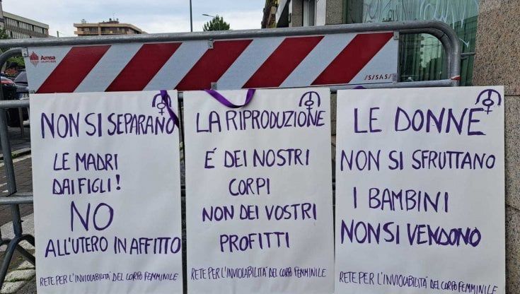Protesta femminista contro la fiera della fertilità "Wish for a Baby" a Milano. Il presidio in via Mecenate: "Qui non si cura, si crea un prodotto"