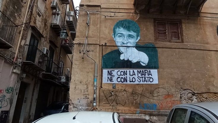 Il volto di Peppino Impastato contro la mafia e la retorica dell’antimafia