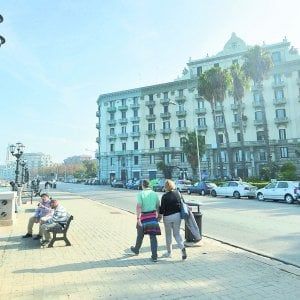 Bari, con la moto perde l'equilibio e cade: muore 54enne sul lungomare 
