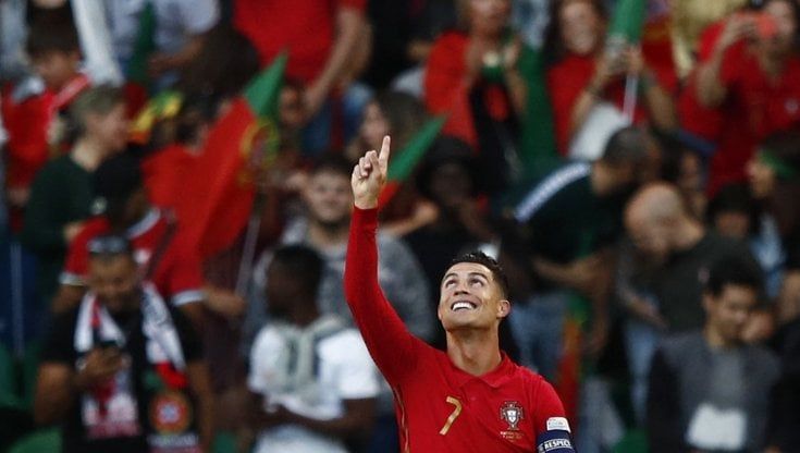 Ronaldo si riprende il Portogallo: doppietta nel 4-0 alla Svizzera. E la mamma si commuove