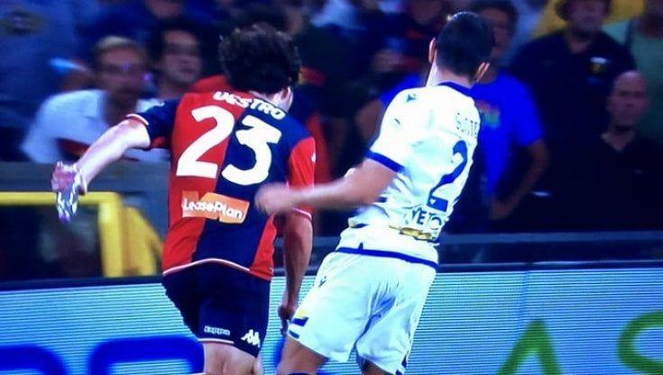 Genoa-Verona 3-3, spettacolo al Ferraris: e Destro segna con una bottiglietta in mano