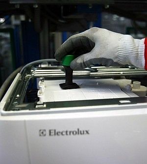 Il piano Electrolux per l'Italia:"Salari dimezzati agli operai"