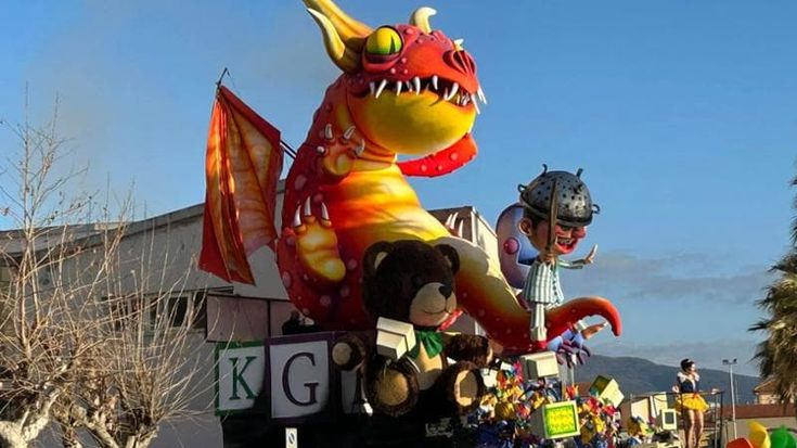 Dal mare a Firenze, è tempo di Carnevale in Toscana: sfilate, feste e rievocazioni storiche