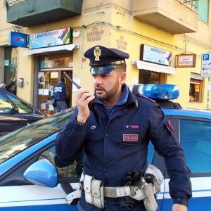 Rapinano un centro di telefonia, arrestati in sei dalla polizia