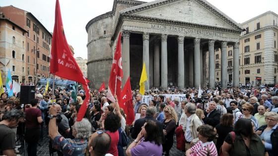 Il sospetto del premier sulla minoranza Pd: “Usano gli insegnanti per farci perdere alle urne”