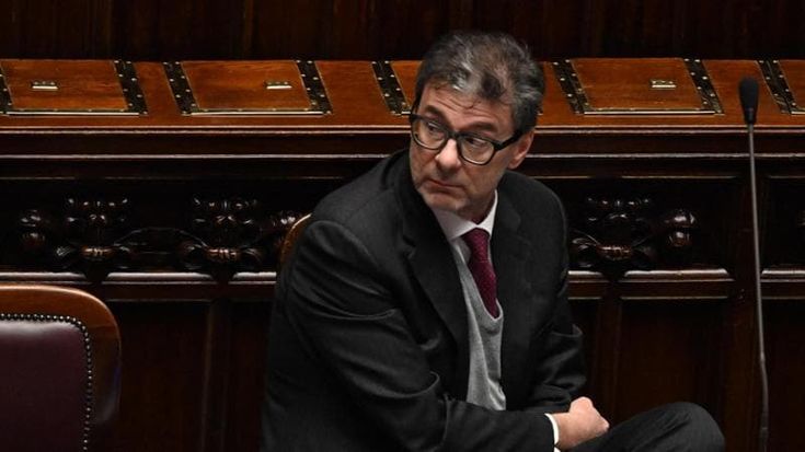 Gli effetti dei dazi: per farmaci, navi, auto un conto da 5 miliardi. Giorgetti: “Un danno”