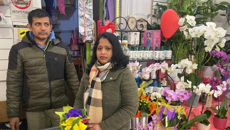Chiosco distrutto dal rogo, scatta l’ acquisto solidale di rose e piante: “Per aiutare i fiorai”