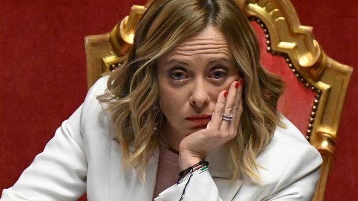 Meloni contro tutti in Senato. Attacca i sindacati, Conte e a Renzi dice: "Ci dia una mano con il suo amico bin Salman sui prezzi della benzina"