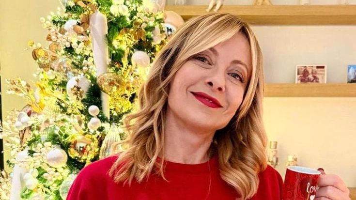 Meloni con il maglione, Salvini polemico, Calenda cita Vanzina: il Natale social della politica