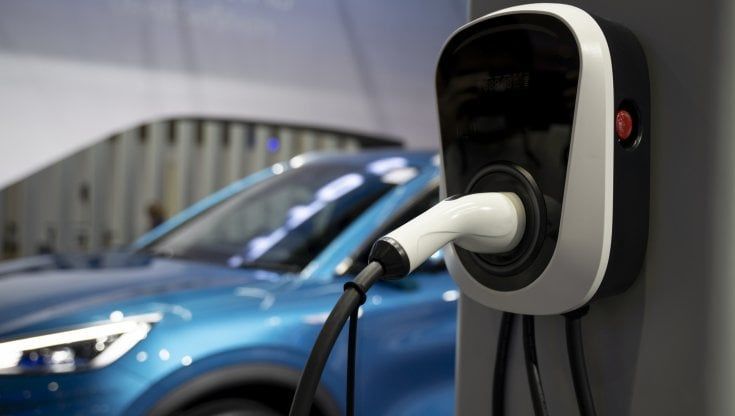 Auto elettriche e plug-in, Italia maglia nera in Europa per diffusione   