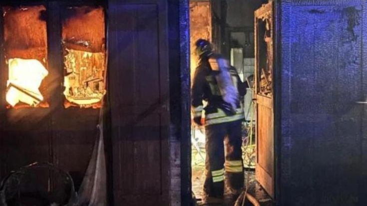 Incendio a Tor Bella Monaca, evacuate oltre 20 abitazioni: le fiamme partite da un motorino