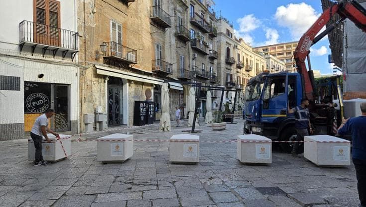 Dissuasori e piante per impedire i parcheggi abusivi, piazza Olivella finalmente pedonale