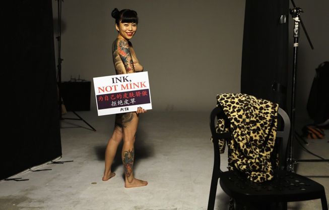 Nude look contro le pellicce: la modella ricoperta di tatuaggi