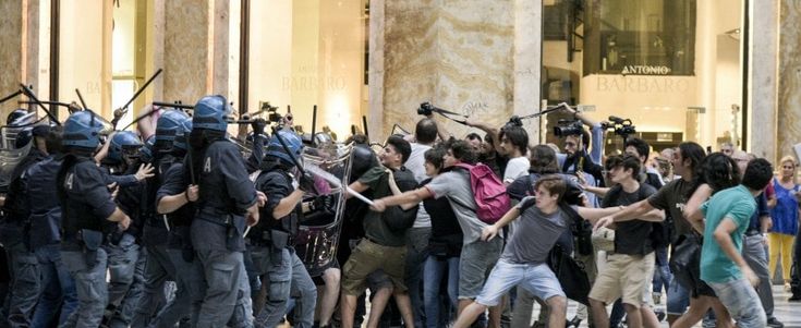 Renzi-de Magistris salta il vertice. Tafferugli tra polizia e manifestanti a Napoli