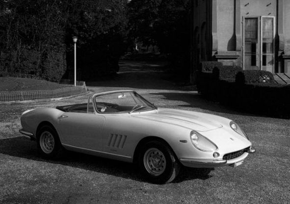 Livrea #39, ispirata alla Ferrari 275 GTS NART Spider del 1967