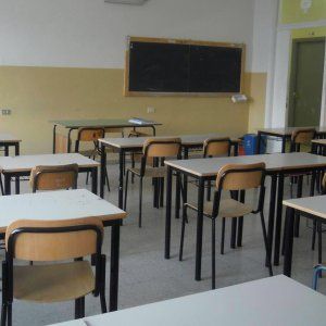 Pistoia, arrestato per molestie a una studentessa: bidello muore per un malore 9 ore dopo