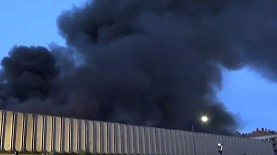 Milano, brucia un deposito di rifiuti industriali: è il secondo caso in poco più di due settimane