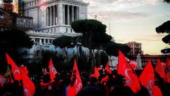Polizia a manifestanti "Via le bandiere sotto l'Altare della Patria". Cgil: "Clima preoccupante" 