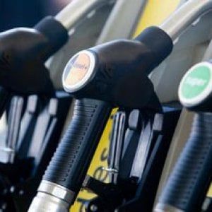 Carburanti, nel 2015 gli automobilisti hanno speso 8 miliardi in meno ma i prezzi salgono