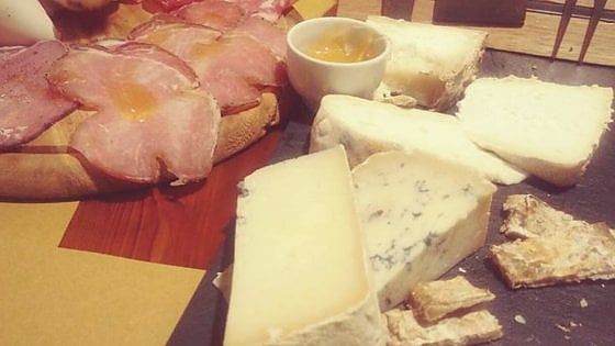 Vitello tonnato, tagliolini e carne cruda: sapori sabaudi alla Taverna dei Bergè 