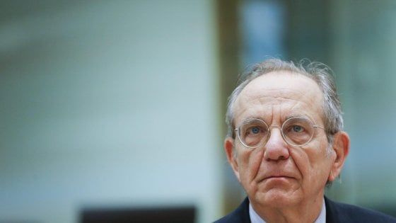 Padoan ora parla chiaro: ci sarà una manovra bis