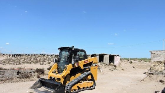 Castel Volturno, abbattuto il lido abbandonato: torna a vivere la santolina delle spiagge