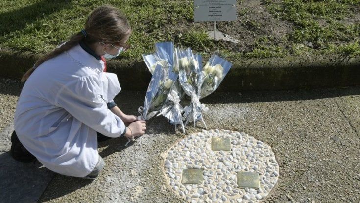 Napoli, l'impegno per la memoria della Shoah: a piazza Carlo III l’installazione di tre pietre d’inciampo