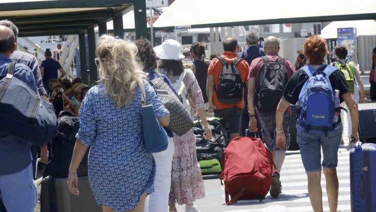 Dai Decumani a Chiaia, riecco i turisti: "Napoli bella ma servizi insufficienti"