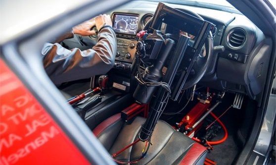Nissan GT-R da record, a 210 km/h guidata da game controller