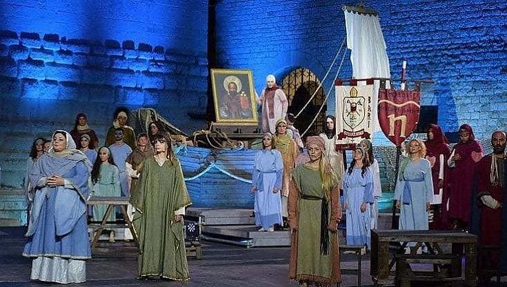 San Nicola, il corteo si colora di verde e parla di Speranza: "Sette quadri che raccontano la fiducia dei baresi nel santo"