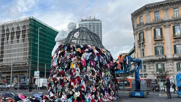 Napoli, ecco la nuova Venere degli stracci in piazza Municipio