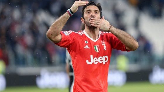Buffon: "6111 giorni di passione, non smetterò mai di amare la Juve"